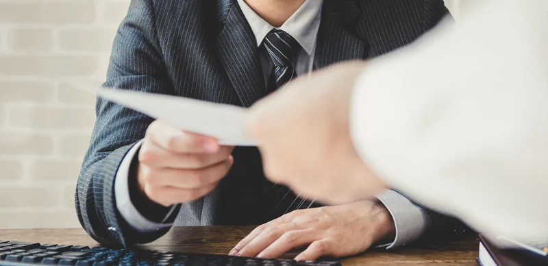 Análise de documentos e informações empresariais sobre uma mesa